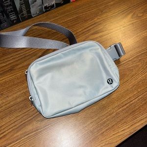 Lululemon Everywhere Belt Bag 2L Rhino Grey